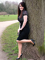 Pretty MILF is looking so good in her black high heels and nylons outdoors